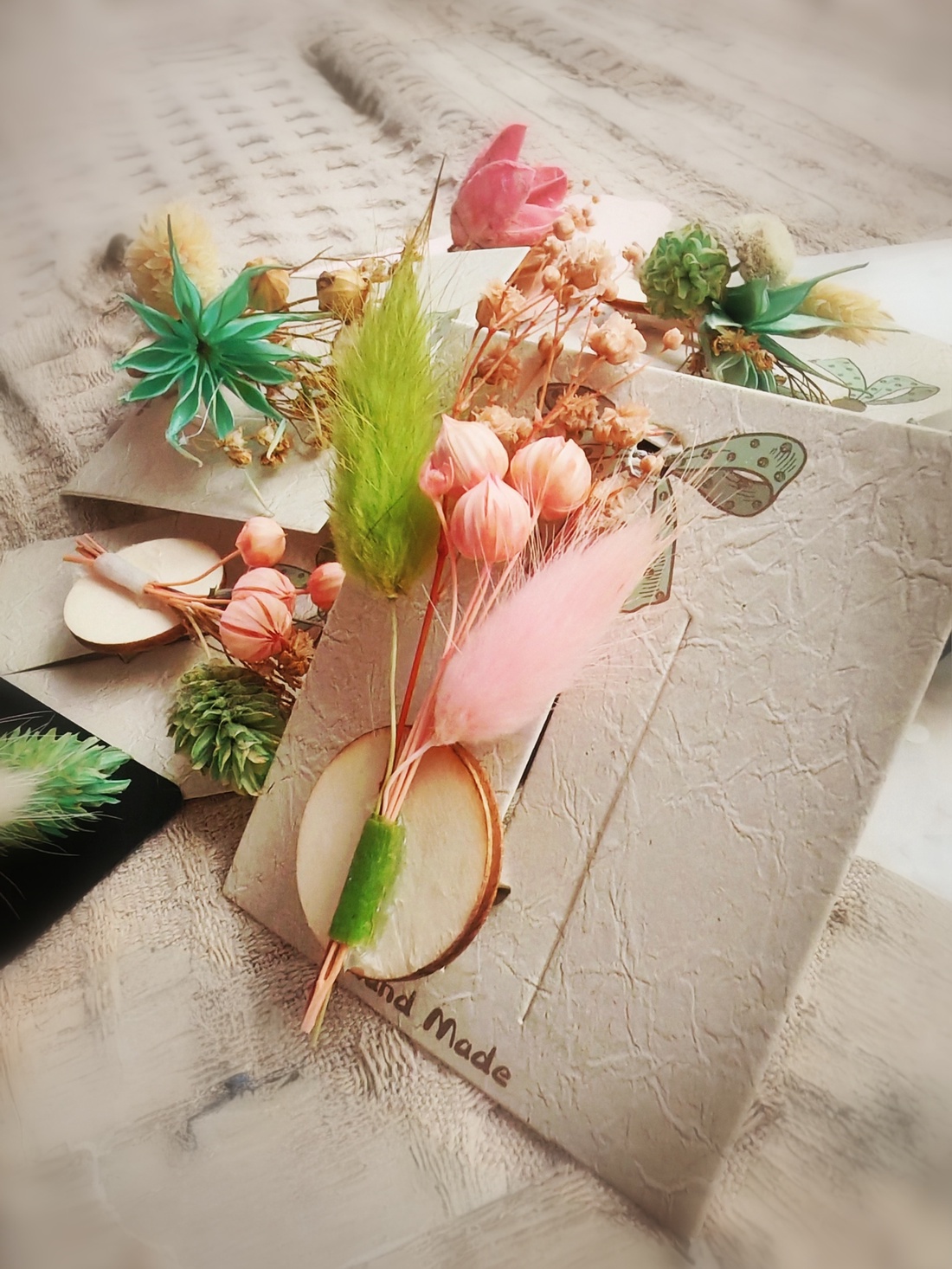 Set 10 Martisoare tip brosa lucrate manual, multicolore, pe suport de lemn si cu flori naturale uscate - bijuterii - mărțișor - Artynos.ro