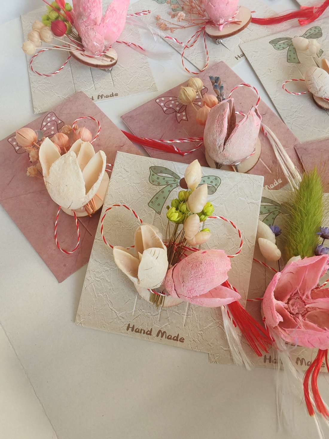 Set 10 Martisoare tip brosa lucrate manual, pe suport de lemn si cu flori naturale uscate in nuante pastel - bijuterii - mărțișor - Artynos.ro