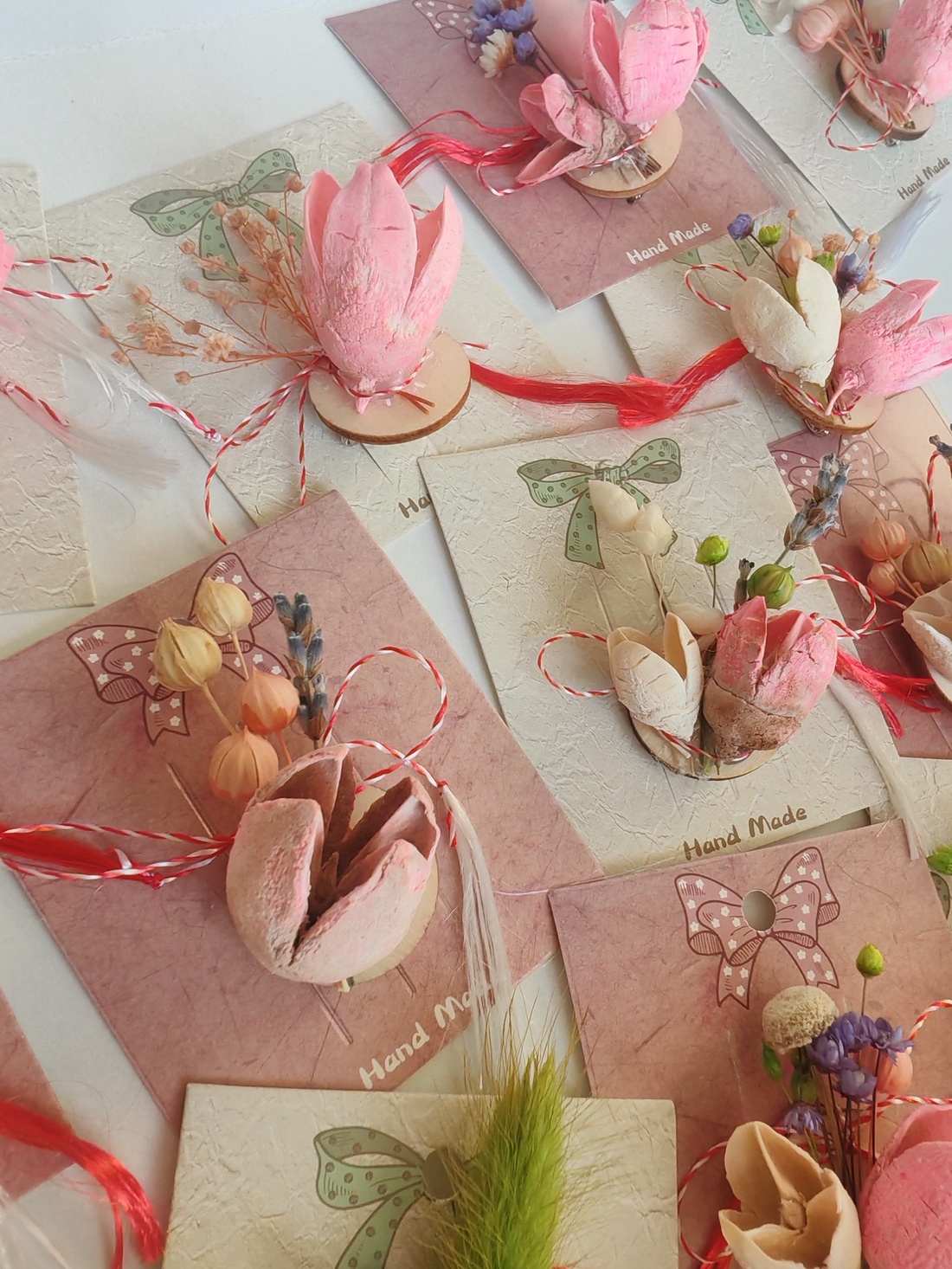 Set 10 Martisoare tip brosa lucrate manual, pe suport de lemn si cu flori naturale uscate in nuante pastel - bijuterii - mărțișor - Artynos.ro