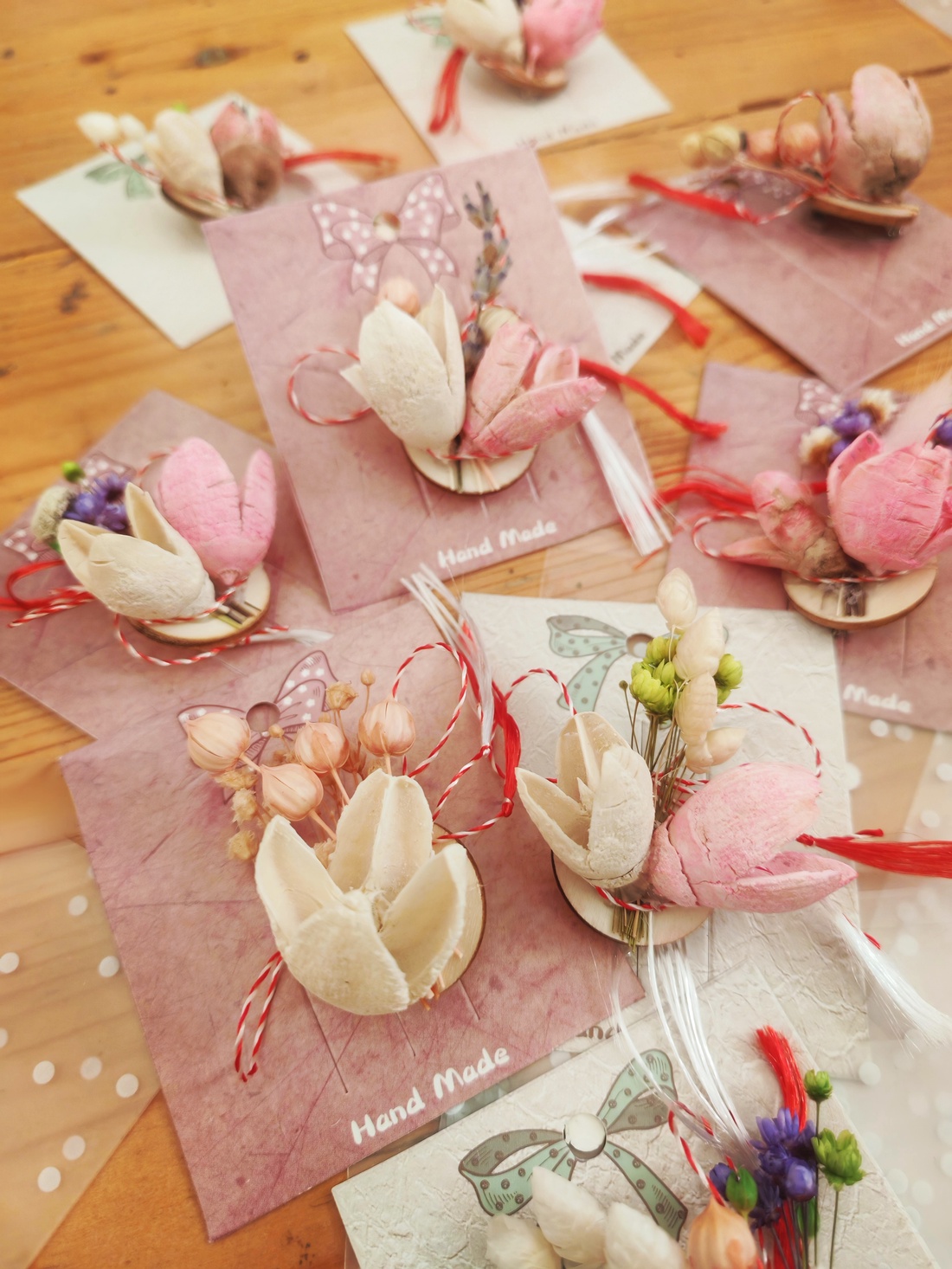 Set 10 Martisoare tip brosa lucrate manual, pe suport de lemn si cu flori naturale uscate in nuante pastel - bijuterii - mărțișor - Artynos.ro