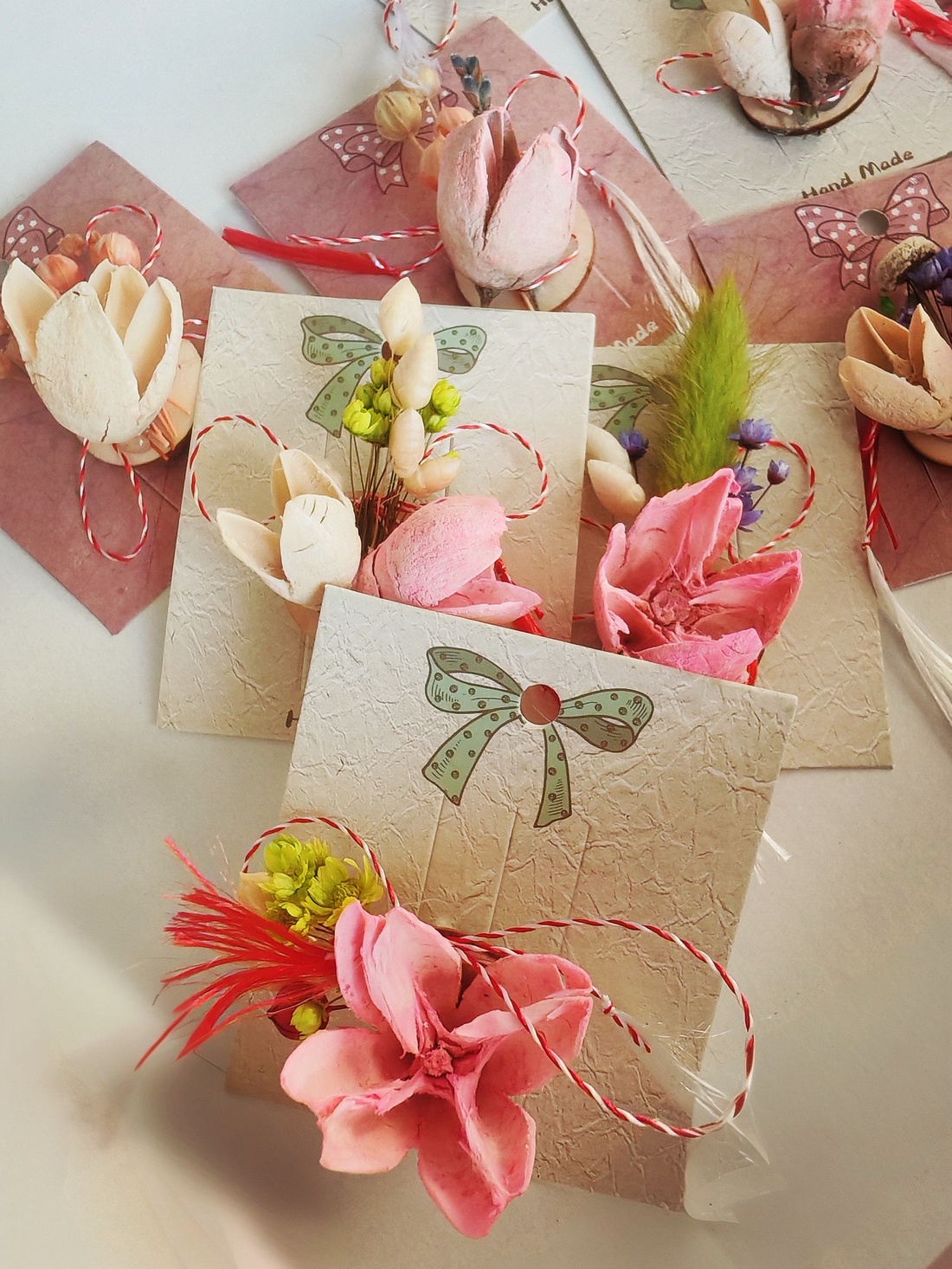 Set 10 Martisoare tip brosa lucrate manual, pe suport de lemn si cu flori naturale uscate in nuante pastel - bijuterii - mărțișor - Artynos.ro