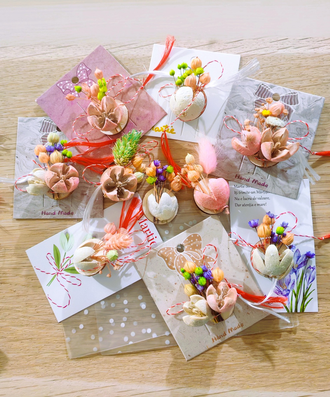 Set 10 Martisoare tip brosa lucrate manual, pe suport de lemn si cu flori naturale uscate in nuante pastel - bijuterii - mărțișor - Artynos.ro