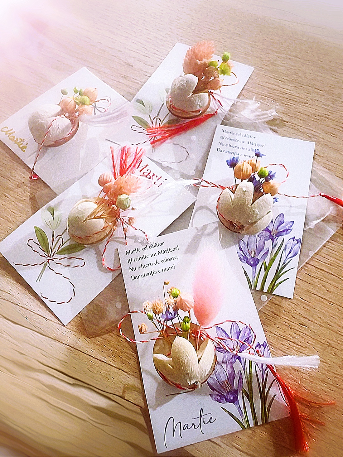 Set 10 Martisoare tip brosa lucrate manual, pe suport de lemn si cu flori naturale uscate in nuante pastel - bijuterii - mărțișor - Artynos.ro