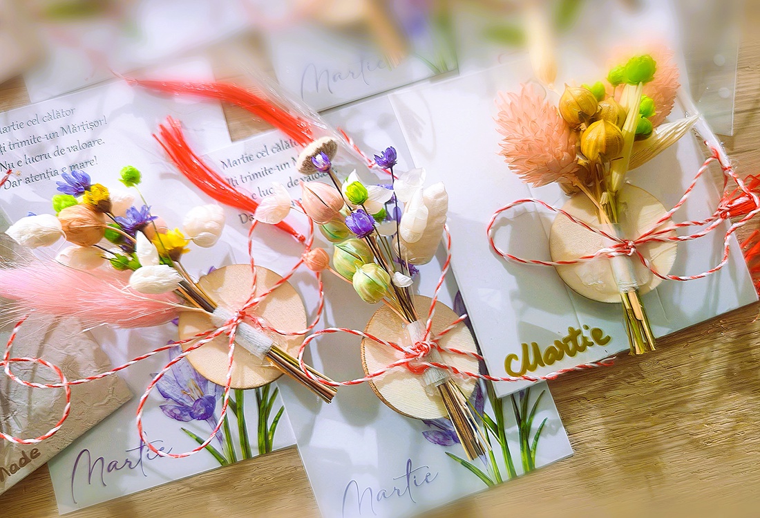 Set 10 Martisoare tip brosa lucrate manual, multicolore, pe suport de lemn si cu flori naturale uscate - bijuterii - mărțișor - Artynos.ro