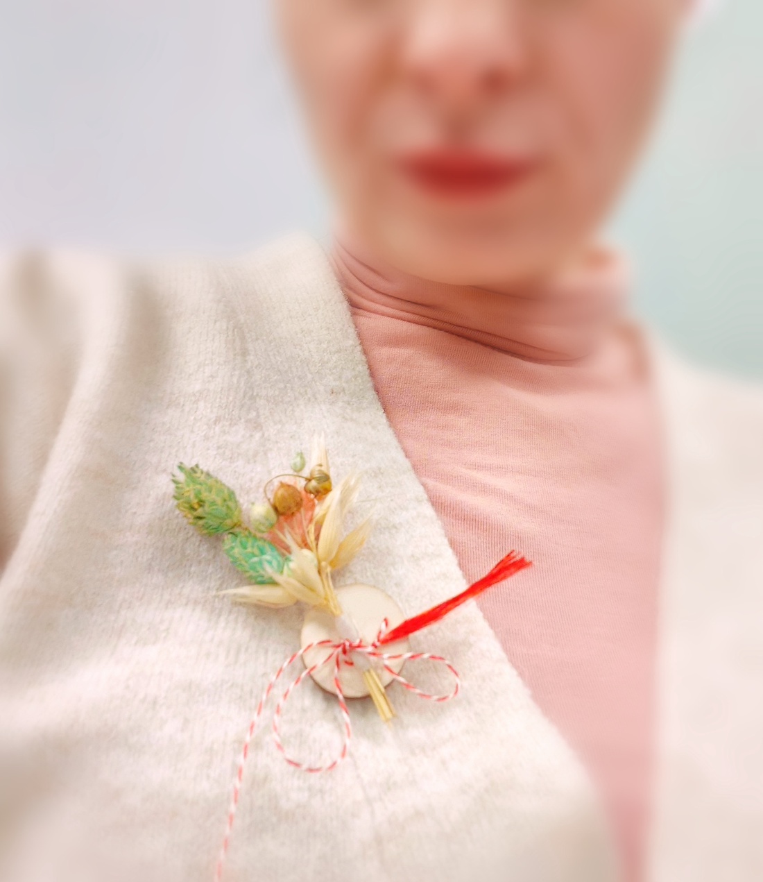 Set 10 Martisoare tip brosa lucrate manual, multicolore, pe suport de lemn si cu flori naturale uscate - bijuterii - mărțișor - Artynos.ro