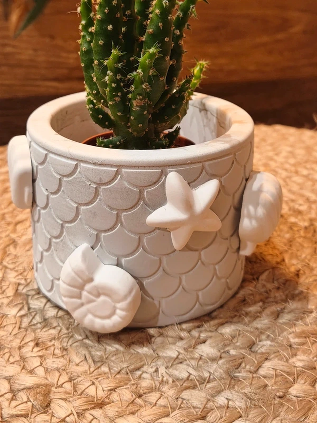 Ghiveci gri-alb, textura solzi, cu tema marina - casă & stil de viață - decorațiuni de casă - accesorii florale - ghiveci de plante - Artynos.ro