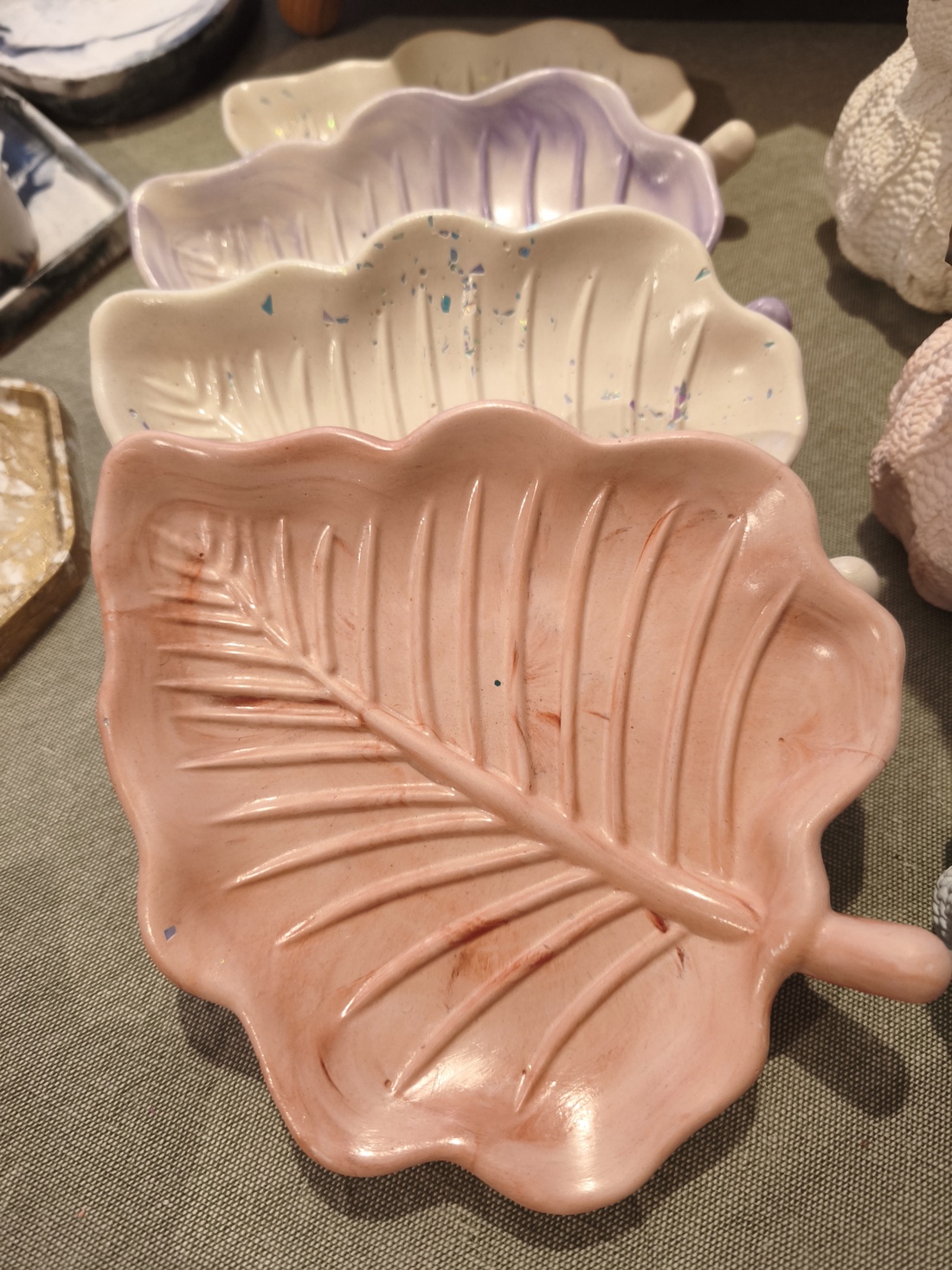 Tavita frunza pentru bijuterii, ceramica, culori diverse - bijuterii - suporturi și cutii de bijuterii - stand bijuterii - Artynos.ro