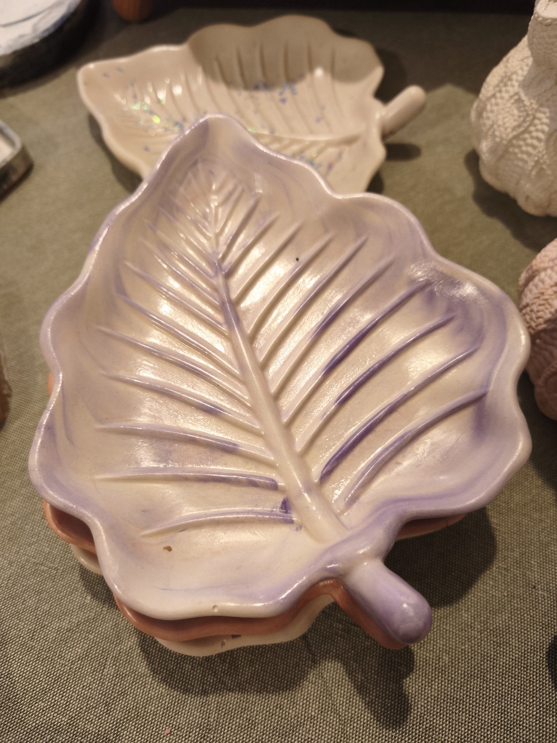 Tavita frunza pentru bijuterii, ceramica, culori diverse - bijuterii - suporturi și cutii de bijuterii - stand bijuterii - Artynos.ro