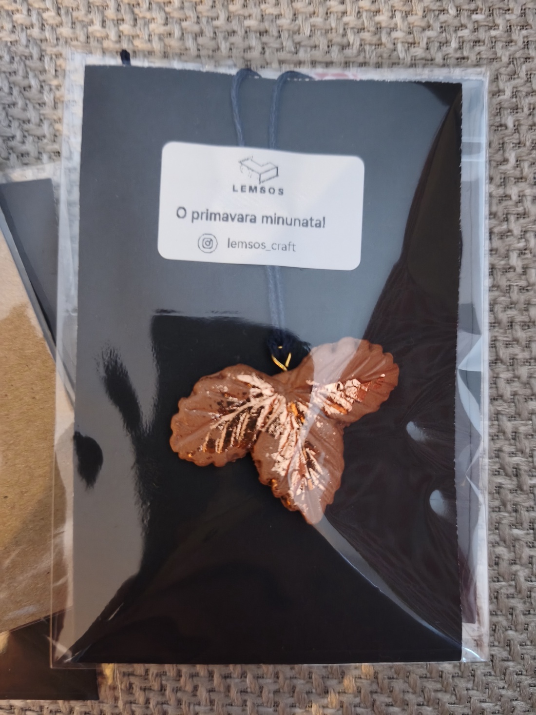 Martisor ceramica, foita aurita - bijuterii - mărțișor - Artynos.ro