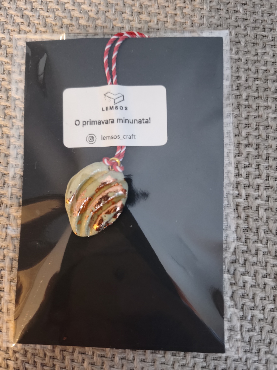 Martisor ceramica, foita aurita - bijuterii - mărțișor - Artynos.ro