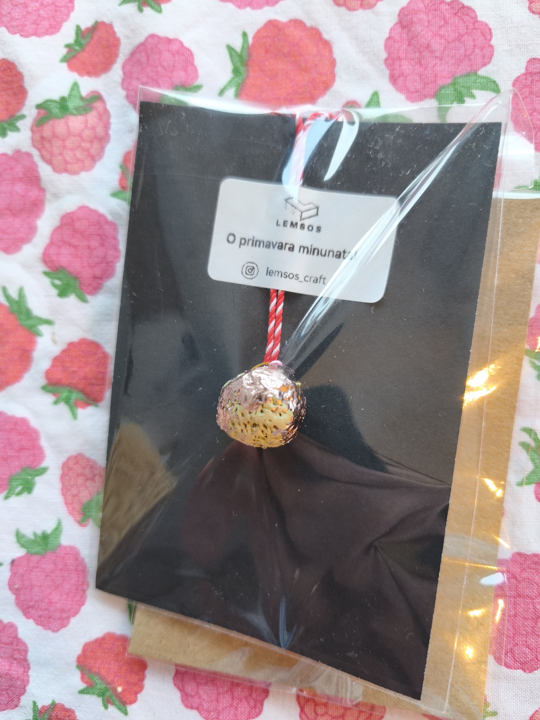 Martisor ceramica, foita aurita - bijuterii - mărțișor - Artynos.ro