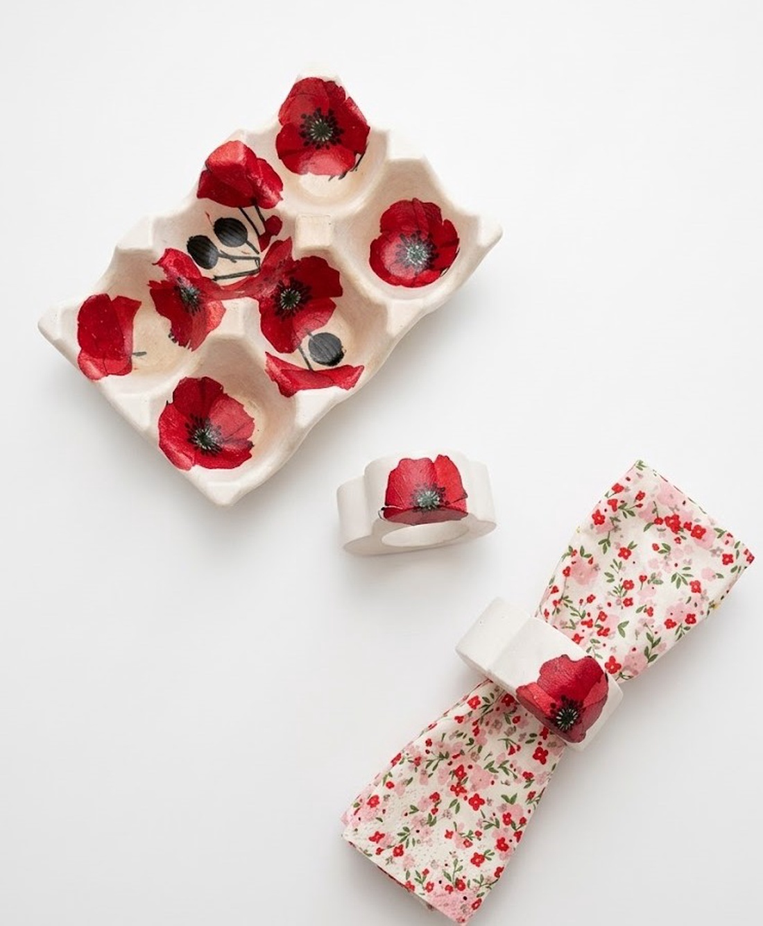 Suport de oua cu model maci si inele de servetele - decor de sărbători - decorațiuni de paște - decor masă de paște - Artynos.ro