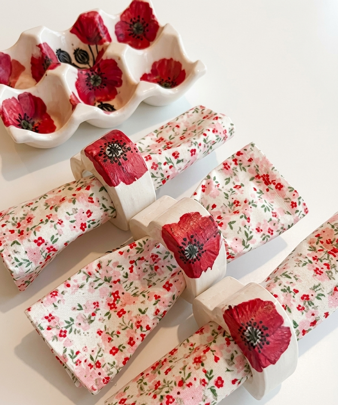 Suport de oua cu model maci si inele de servetele - decor de sărbători - decorațiuni de paște - decor masă de paște - Artynos.ro