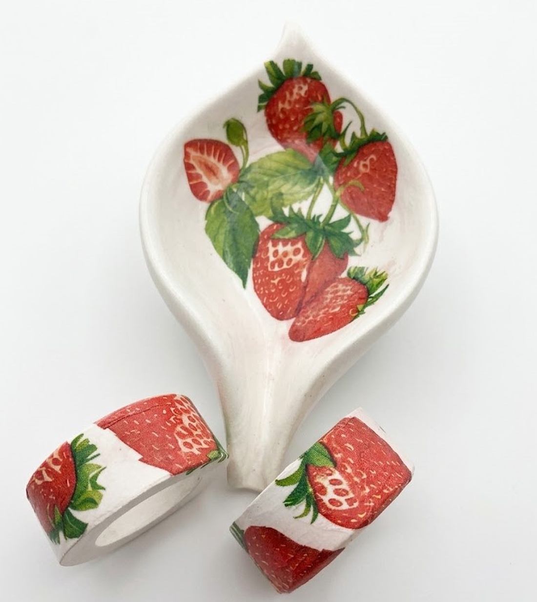 Set suport de lingura si inele de servetele cu model căpșuni - decor de sărbători - decorațiuni de paște - decor masă de paște - Artynos.ro