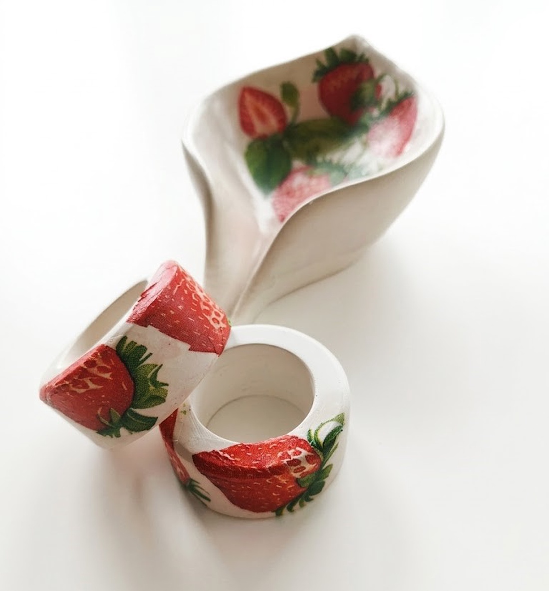 Set de 5 piese - model căpșună (suport lingură, inele servețele, suport ouă) - decor de sărbători - decorațiuni de paște - decor masă de paște - Artynos.ro