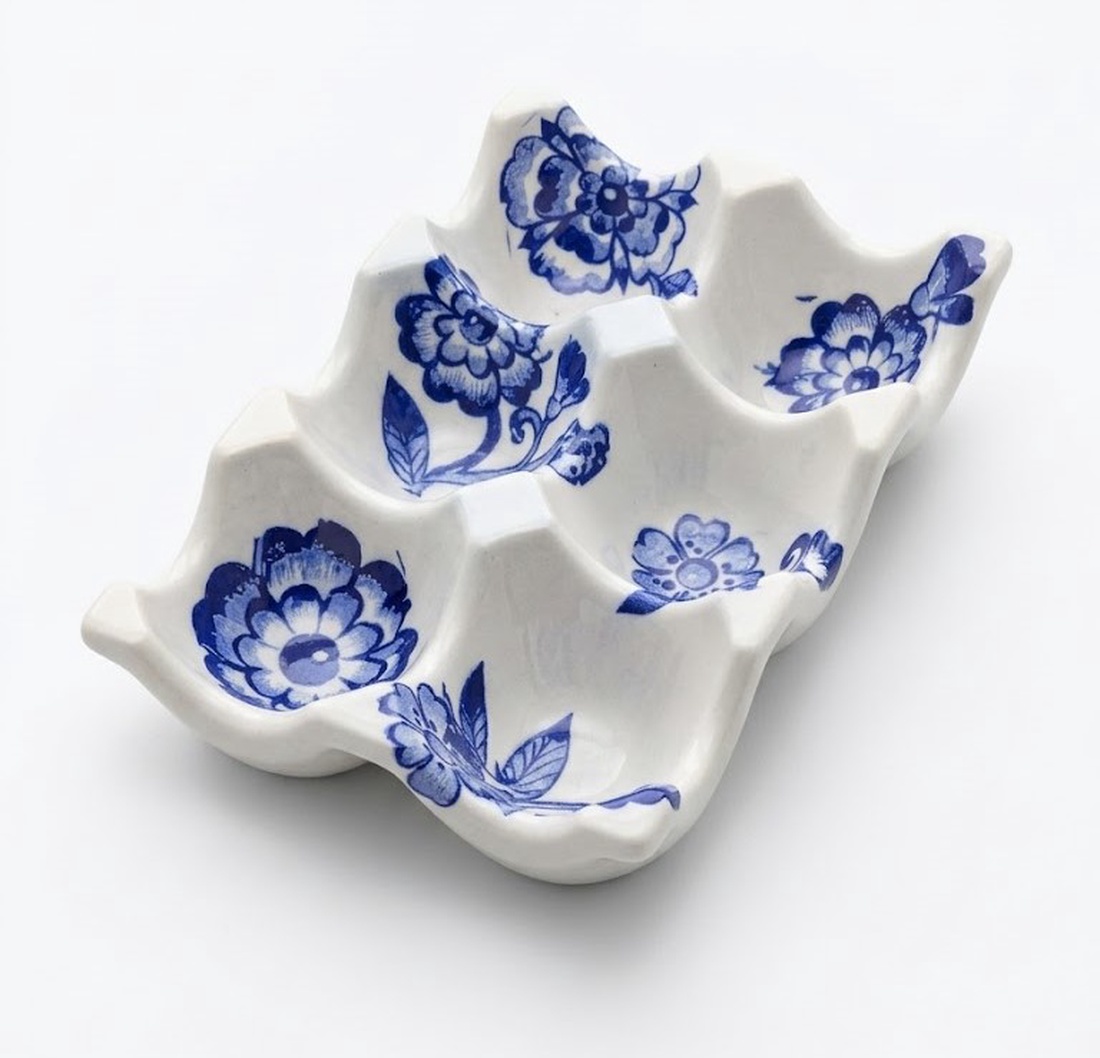 Suport de ouă model flori albastre, decor pentru masa de Paște - decor de sărbători - decorațiuni de paște - coș de ouă - Artynos.ro