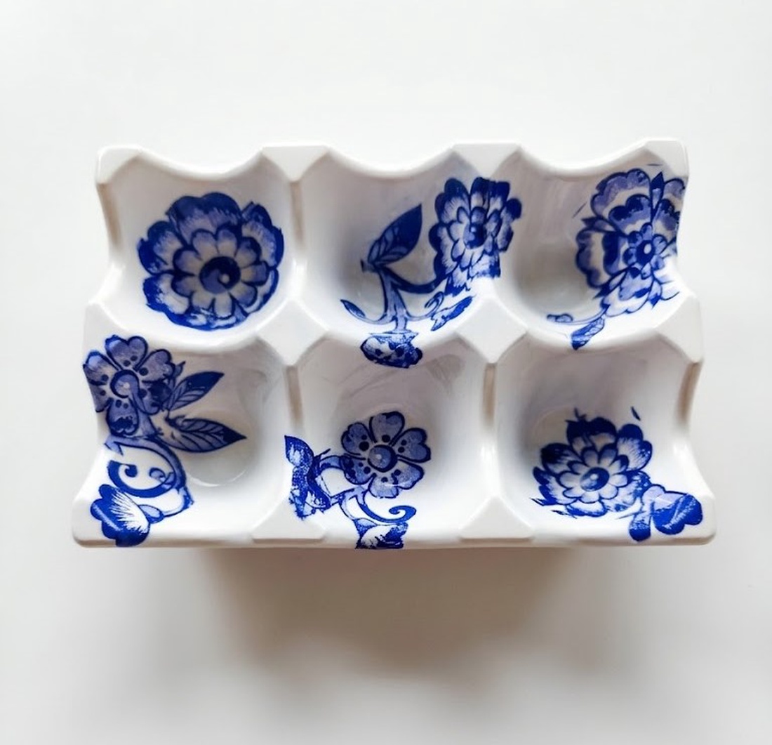 Suport de ouă model flori albastre, decor pentru masa de Paște - decor de sărbători - decorațiuni de paște - coș de ouă - Artynos.ro