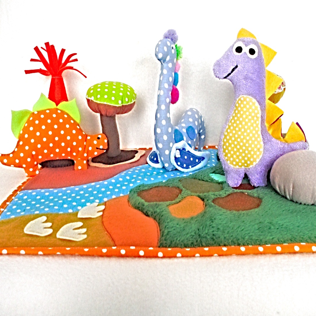 Jucarie textila cu dinozauri,peisaj textil cu vulcan,copaci si dinozauri, mini patura moale de joaca pentru bebelusi. - jucării și echipamente pentru copii - plușuri - dinozauri din pluș - Artynos.ro