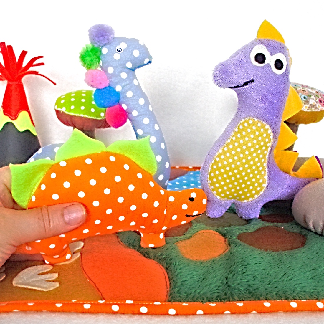 Jucarie textila cu dinozauri,peisaj textil cu vulcan,copaci si dinozauri, mini patura moale de joaca pentru bebelusi. - jucării și echipamente pentru copii - plușuri - dinozauri din pluș - Artynos.ro