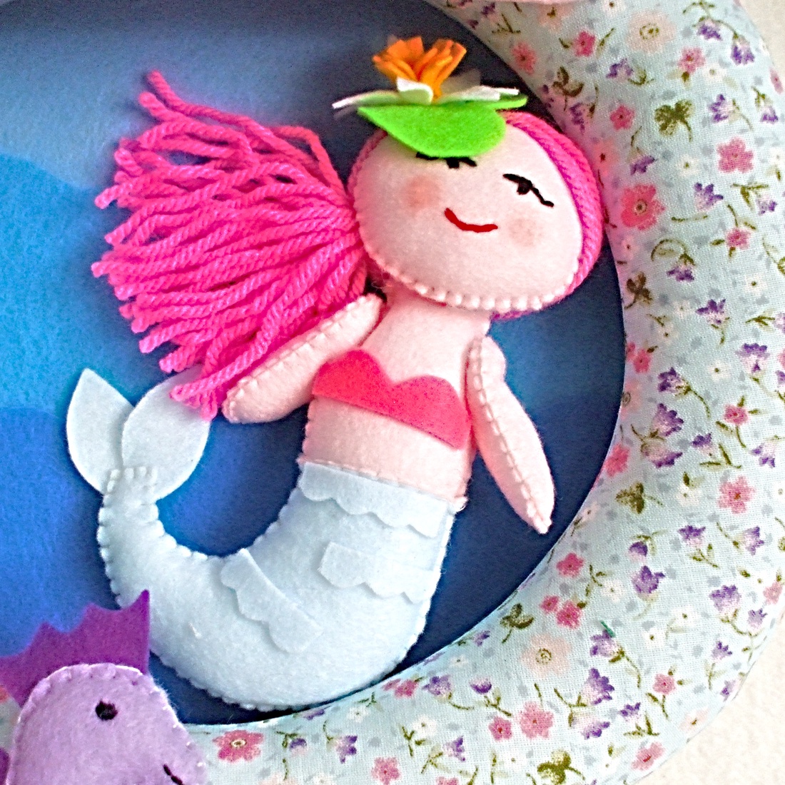 Decoratiune din fetru pentru camera copilului ,Anunt pentru nou nascut ,mica sirena si tema marina. - casă & stil de viață - echipament pentru camera copiilor - decorațiuni pentru camera copilului - Artynos.ro