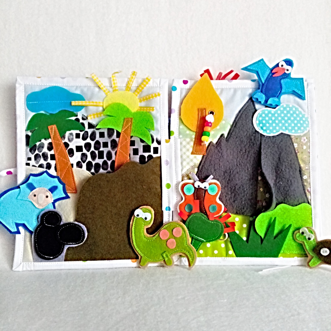 Carte senzoriala cu dinozauri ,jocuri educative pentru prescolari. - jucării și echipamente pentru copii - cărți pentru copii, cărți textile - Artynos.ro
