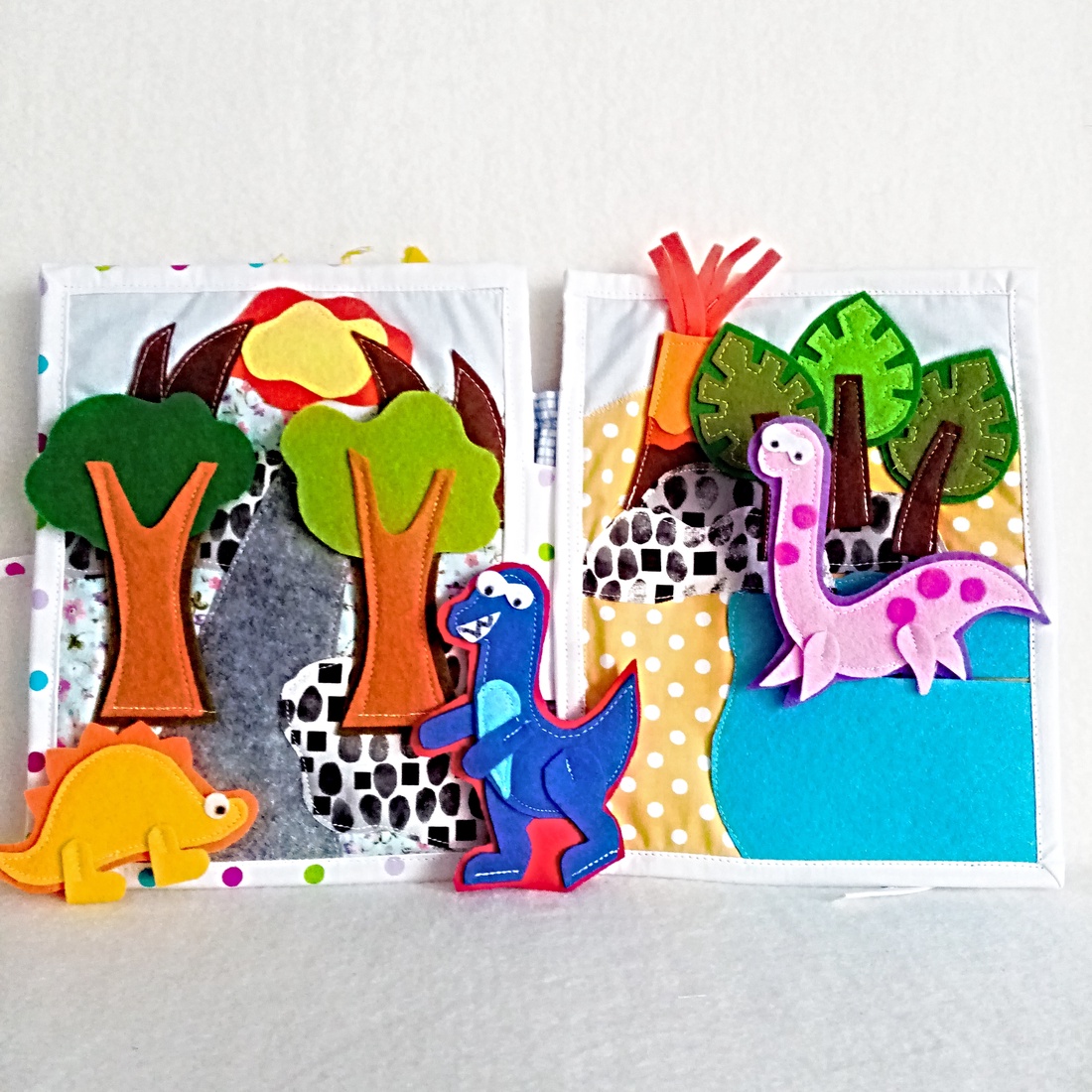 Carte senzoriala cu dinozauri ,jocuri educative pentru prescolari. - jucării și echipamente pentru copii - cărți pentru copii, cărți textile - Artynos.ro