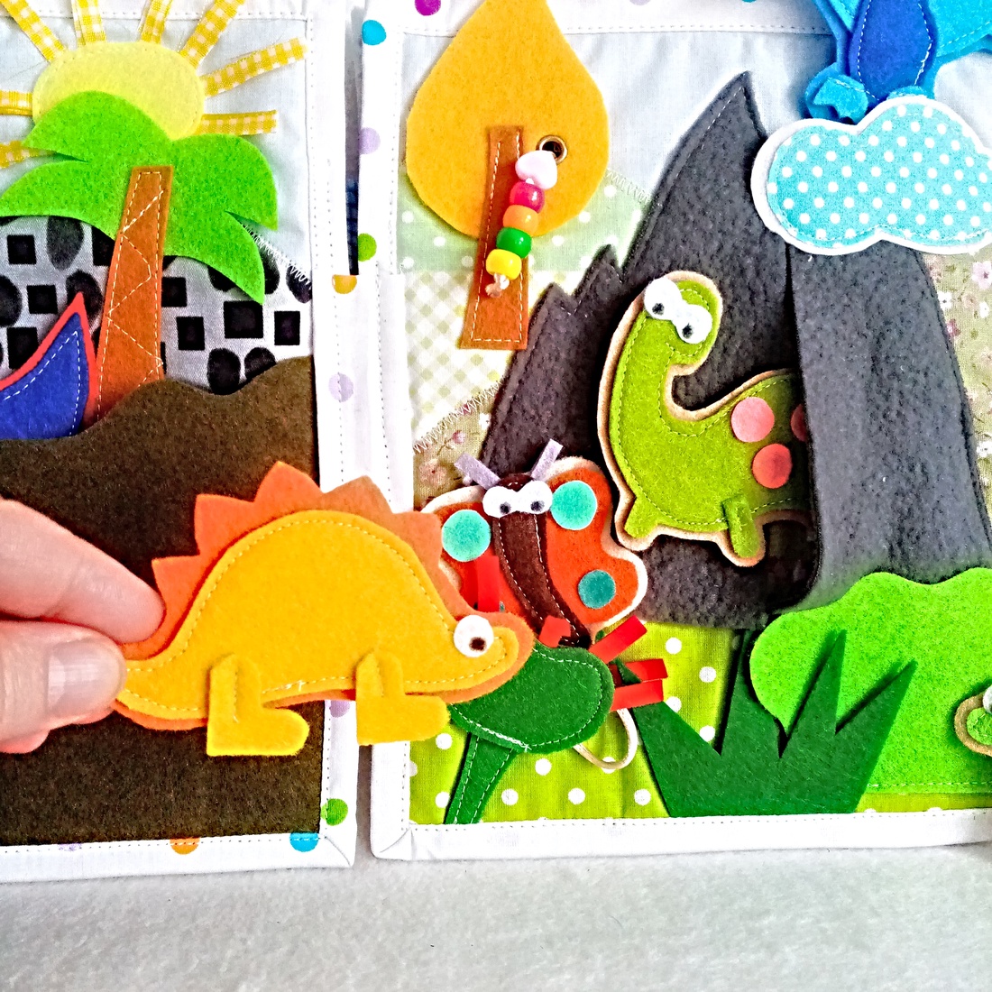 Carte senzoriala cu dinozauri ,jocuri educative pentru prescolari. - jucării și echipamente pentru copii - cărți pentru copii, cărți textile - Artynos.ro