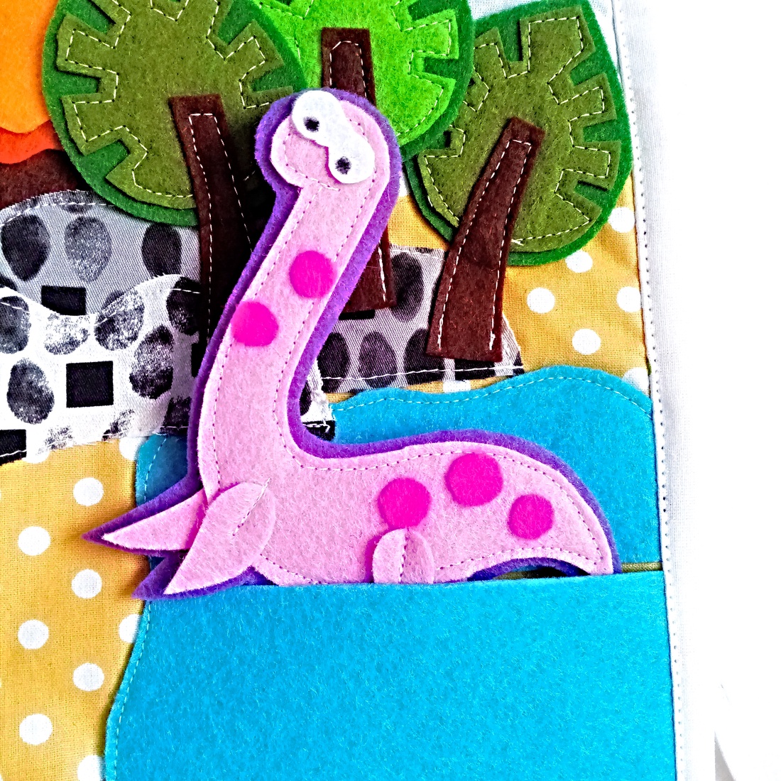 Carte senzoriala cu dinozauri ,jocuri educative pentru prescolari. - jucării și echipamente pentru copii - cărți pentru copii, cărți textile - Artynos.ro