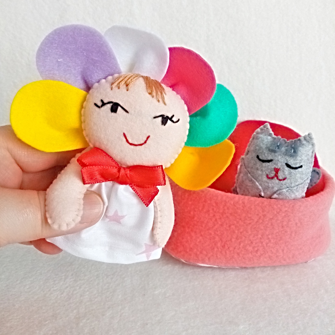 Zana florilor cu prietena pisicuta ,cos surpriza pentru aniversare ,jucarie de inspiratie Waldorf. - jucării și echipamente pentru copii - jocuri de gândire - curcubeu montessori, jocuri waldorf - Artynos.ro Zana florilor cu prietena pisicuta ,cos surpriza pentru aniversare ,jucarie de inspiratie Waldorf. - jucării și echipamente pentru copii - jocuri de gândire - curcubeu montessori, jocuri waldorf - Artynos.ro