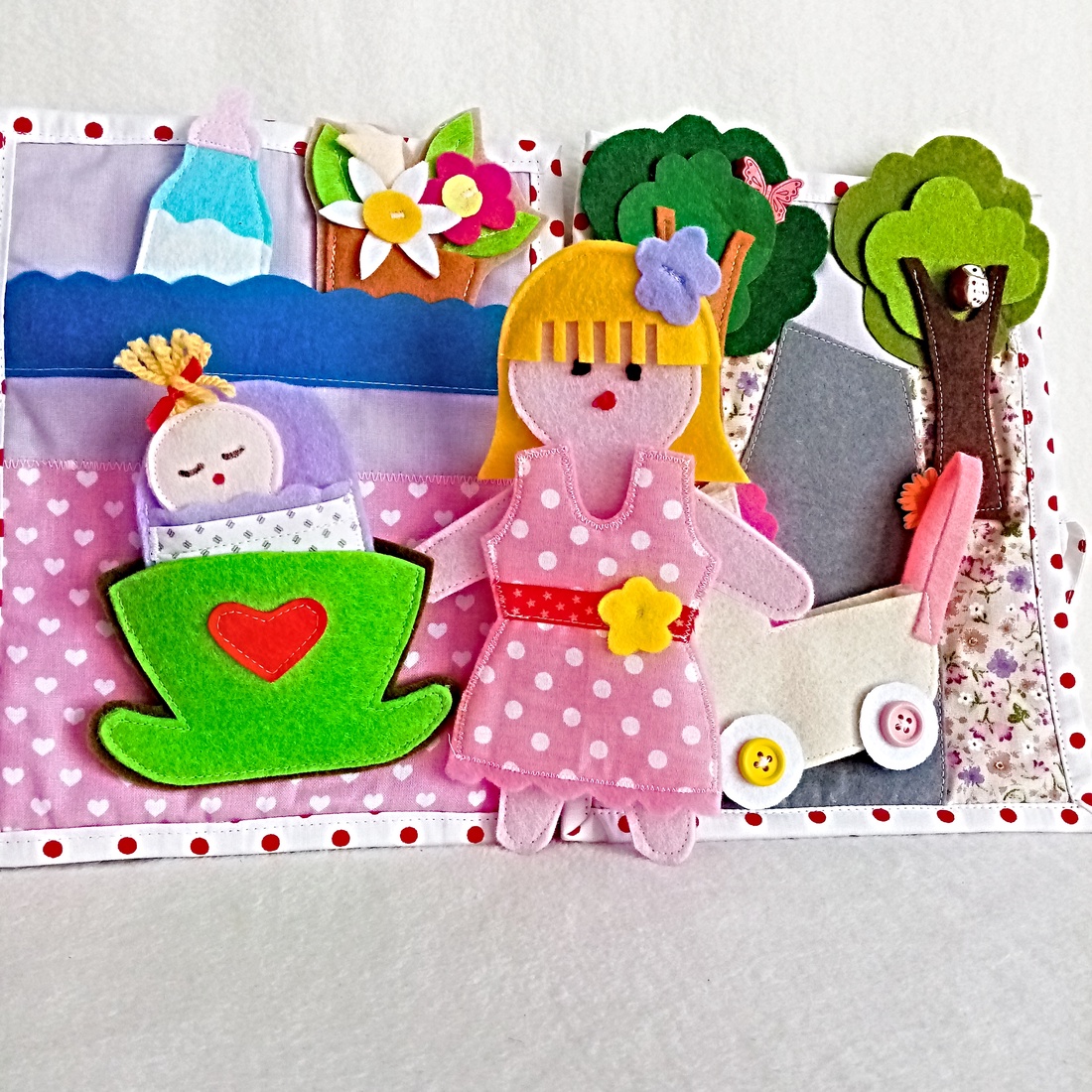 Carte senzoriala Mama si Bebe ,4 pagini cu activtati in casa papusilor ,cadou pentru fetite mai mari de 3 ani. - jucării și echipamente pentru copii - cărți pentru copii, cărți textile - Artynos.ro