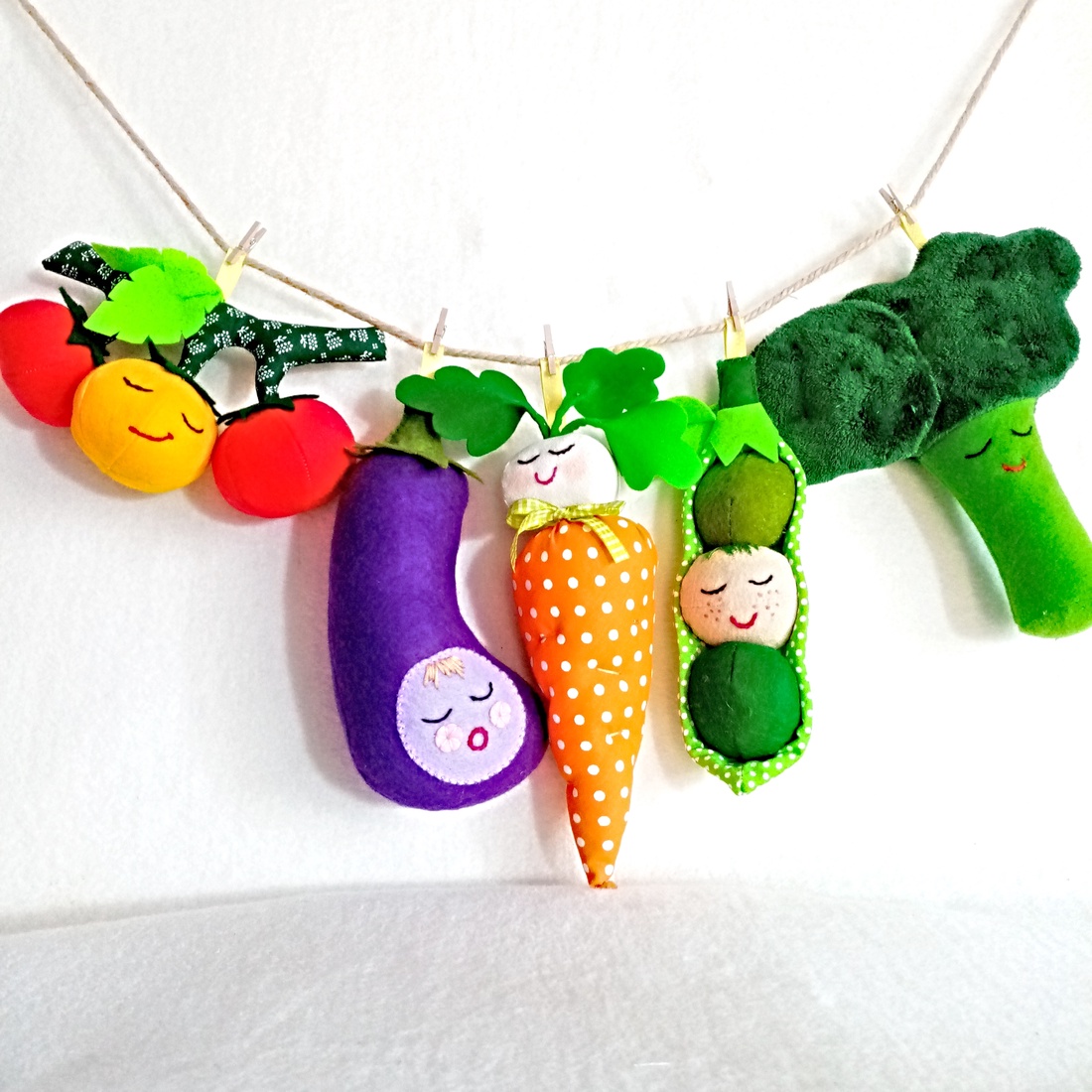 Construieste o ghirlanda decorativa din legume , set de jucarii pentru copii ,baby legume pentru decorat camera. - jucării și echipamente pentru copii - plușuri - legume, fructe de pluș - Artynos.ro