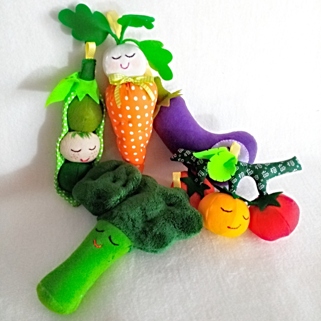 Construieste o ghirlanda decorativa din legume , set de jucarii pentru copii ,baby legume pentru decorat camera. - jucării și echipamente pentru copii - plușuri - legume, fructe de pluș - Artynos.ro