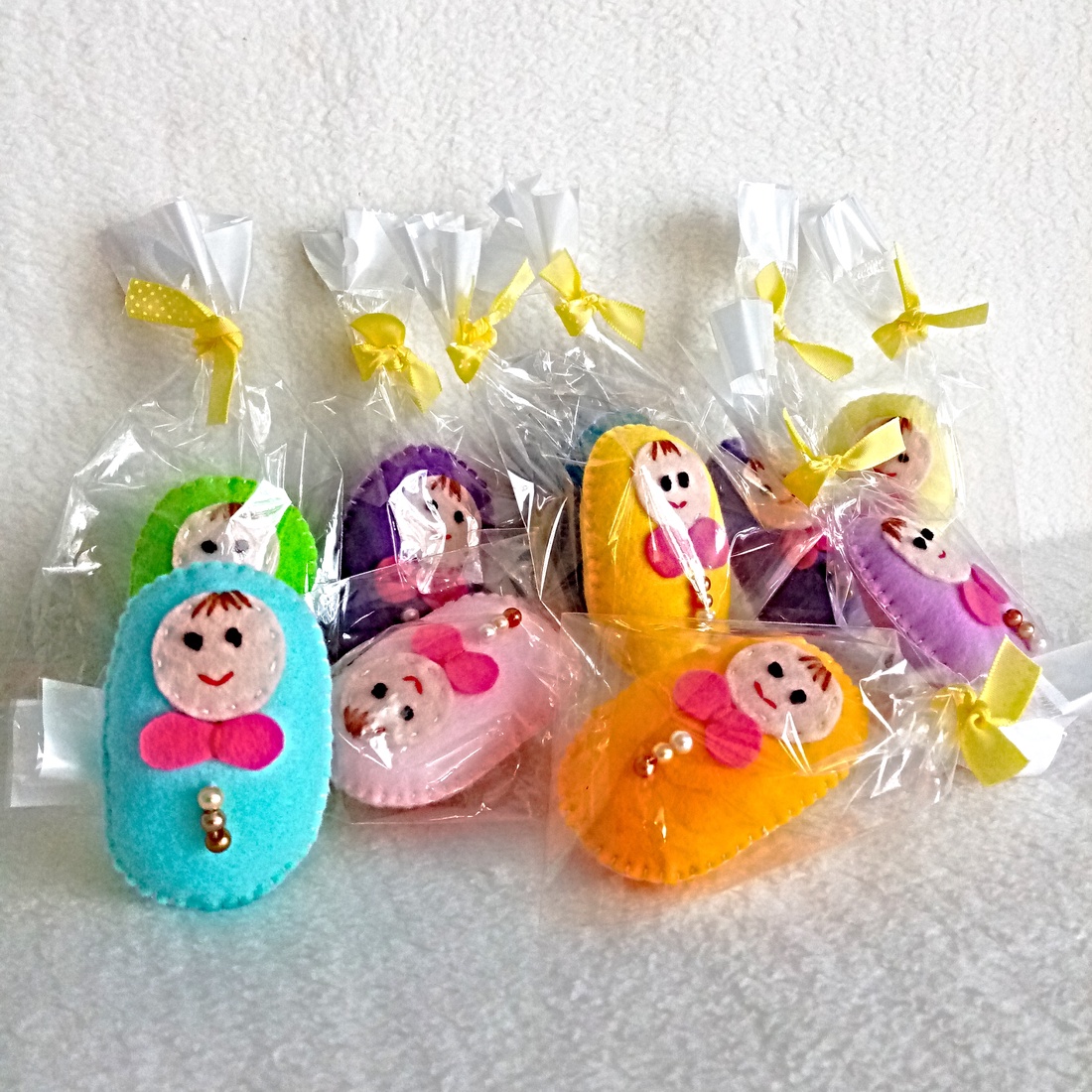 Cadouri marturii pentru botez , Brose din fetru Mini Bebe ,cadou util pentru musafiri. - jucării și echipamente pentru copii - daruri de botez - Artynos.ro