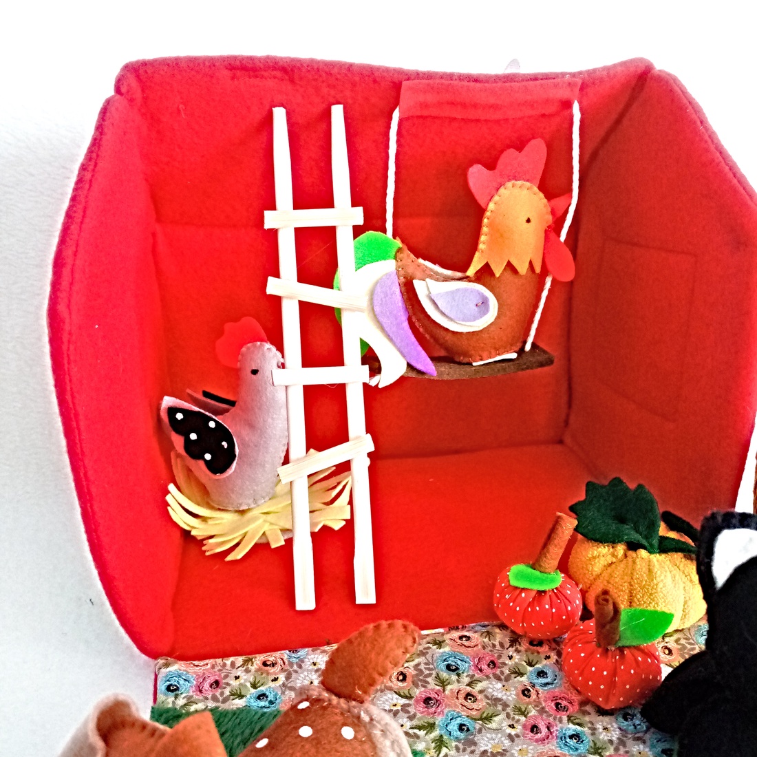 Hambar cu animale din fetru ,cutie cadou pentru prescolari ,viata la ferma . - jucării și echipamente pentru copii - jocuri de gândire - curcubeu montessori, jocuri waldorf - Artynos.ro