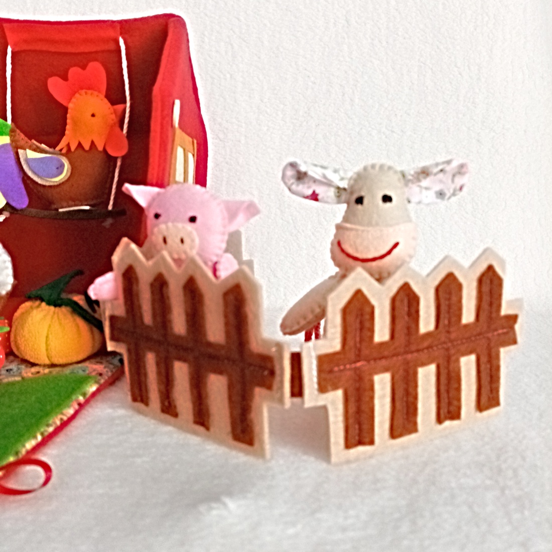 Hambar cu animale din fetru ,cutie cadou pentru prescolari ,viata la ferma . - jucării și echipamente pentru copii - jocuri de gândire - curcubeu montessori, jocuri waldorf - Artynos.ro