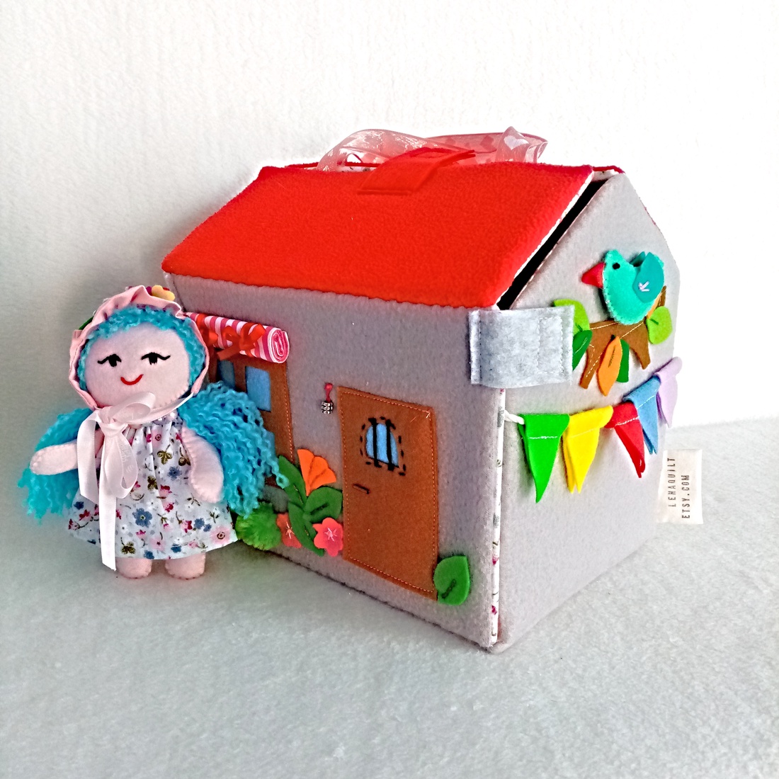 Casuta portabila din fetru si papusa ,jucarie handmade pentru fetite. - jucării și echipamente pentru copii - jucării și accesorii pentru copii - casă de păpuși și mobilă  - Artynos.ro