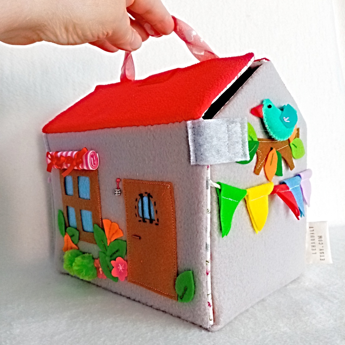 Casuta portabila din fetru si papusa ,jucarie handmade pentru fetite. - jucării și echipamente pentru copii - jucării și accesorii pentru copii - casă de păpuși și mobilă  - Artynos.ro
