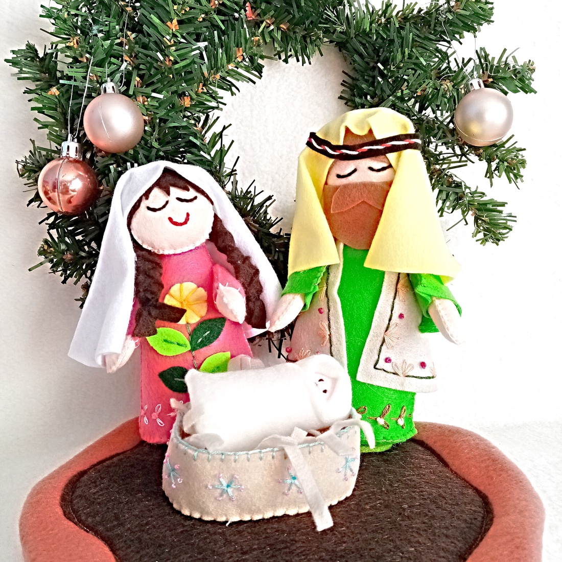 Familia Sfanta ,decoratie pentru Craciun ,set de figurine religioase din fetru. - crăciun - cadouri de moș crăciun - cadouri de moș crăciun - Artynos.ro