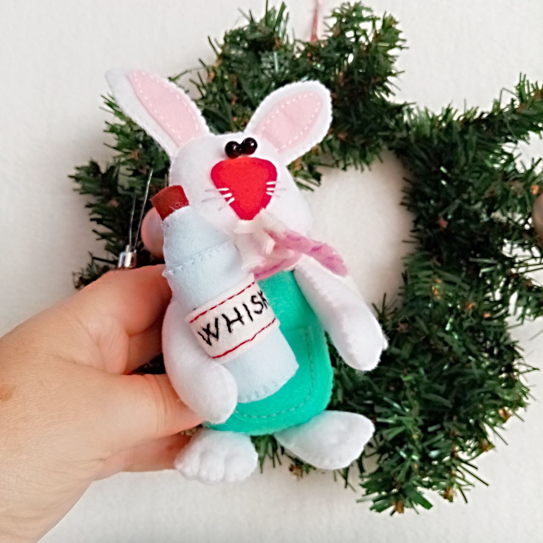 Iepure betivan ,decoratiune de Craciun ,Cadou jucarie  pentru impodobit  Pomul de Iarna. - crăciun - cadouri de moș crăciun - cadouri de moș crăciun - Artynos.ro