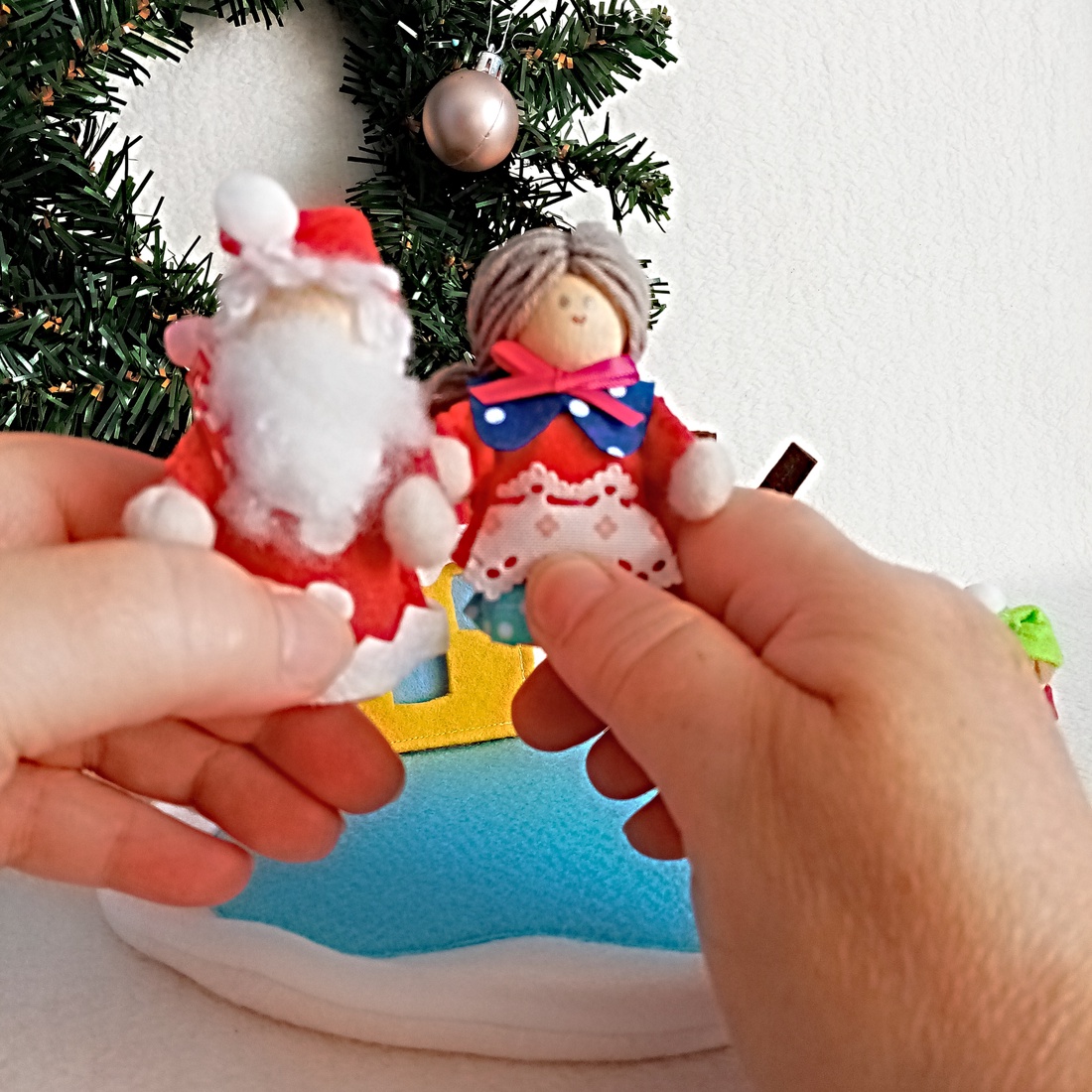 Iarna magica cu Mos Craciun si familia lui de papusi din lemn. - jucării și echipamente pentru copii - marionete - set de marionete - Artynos.ro Iarna magica cu Mos Craciun si familia lui de papusi din lemn. - jucării și echipamente pentru copii - marionete - set de marionete - Artynos.ro