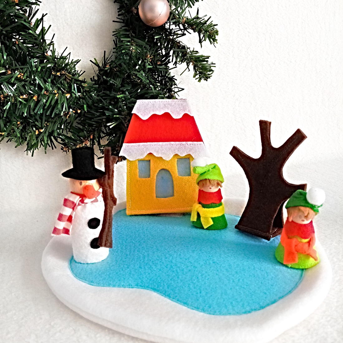Iarna magica cu Mos Craciun si familia lui de papusi din lemn. - jucării și echipamente pentru copii - marionete - set de marionete - Artynos.ro Iarna magica cu Mos Craciun si familia lui de papusi din lemn. - jucării și echipamente pentru copii - marionete - set de marionete - Artynos.ro