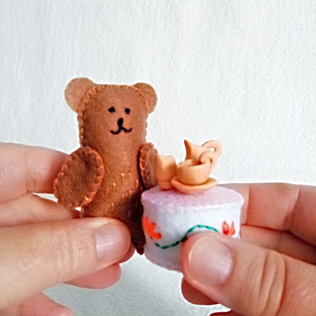 Micul urs în căsuța lui , Jucărie miniatură în cutie cadou pentru copii . - jucării și echipamente pentru copii - cărți pentru copii, cărți textile - Artynos.ro Micul urs în căsuța lui , Jucărie miniatură în cutie cadou pentru copii . - jucării și echipamente pentru copii - cărți pentru copii, cărți textile - Artynos.ro