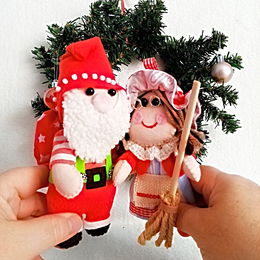 Set de 2 Păpuși Decorative , Ornament pentru Pomul de Crăciun , Aranjament de Sărbători. - accesorii de crăciun - decorațiuni de crăciun de casă - decorațiuni pentru pomul de crăciun - Artynos.ro