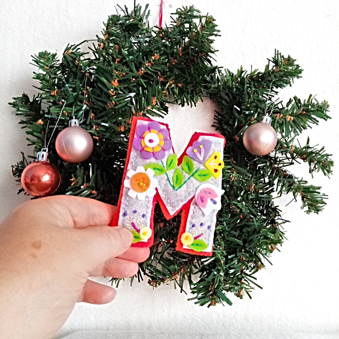 Litere decorative din fetru brodat ,ornament pentru Craciun ,decor pentru camera . - jucării și echipamente pentru copii - jocuri de gândire - curcubeu montessori, jocuri waldorf - Artynos.ro