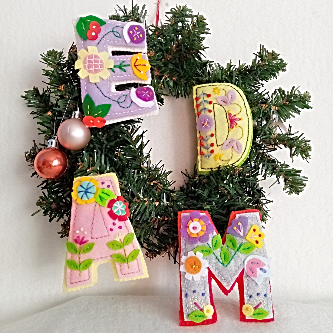 Litere decorative din fetru brodat ,ornament pentru Craciun ,decor pentru camera . - jucării și echipamente pentru copii - jocuri de gândire - curcubeu montessori, jocuri waldorf - Artynos.ro