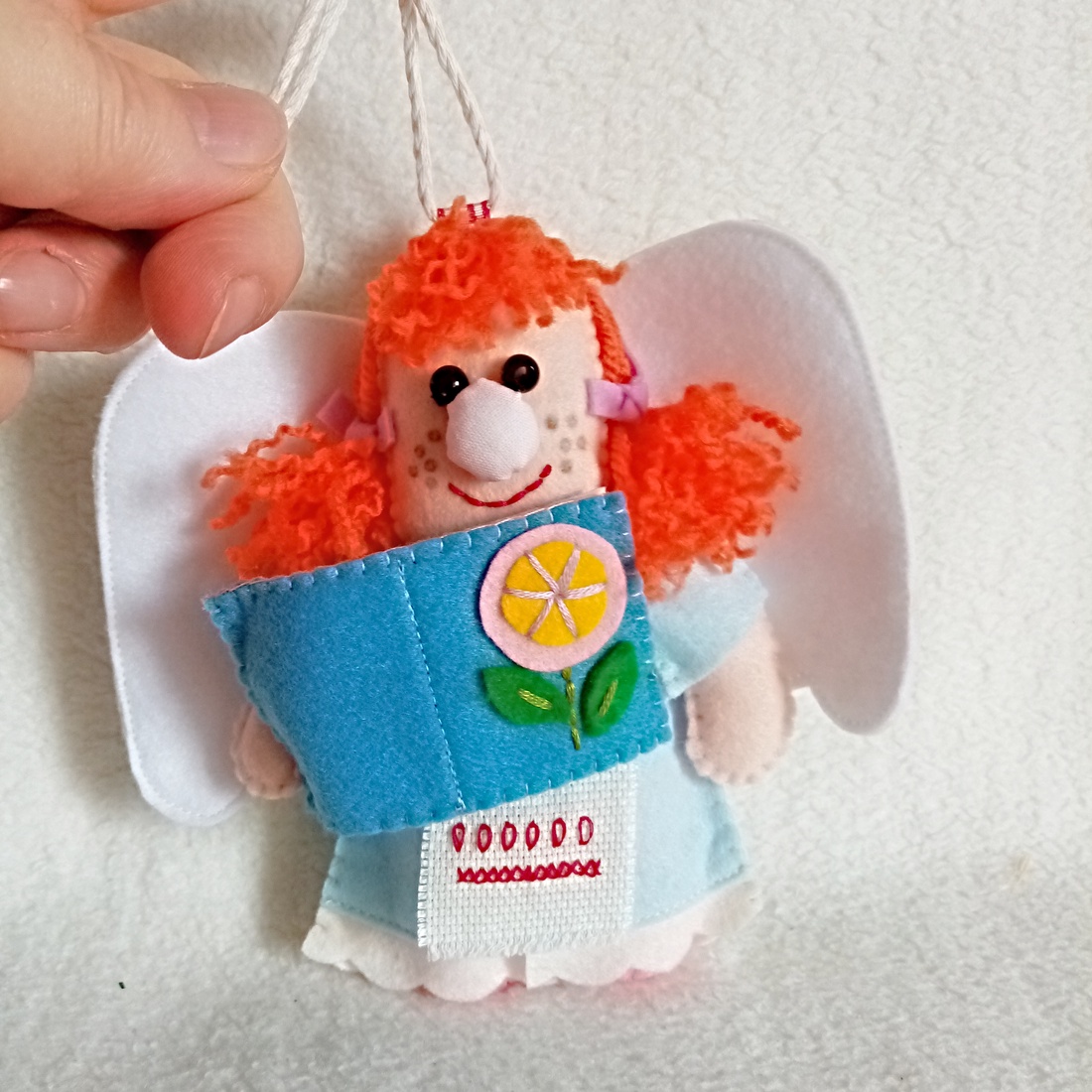 Inger cantaret ,ornament din fetru pentru Craciun. - jucării și echipamente pentru copii - jocuri de gândire - curcubeu montessori, jocuri waldorf - Artynos.ro