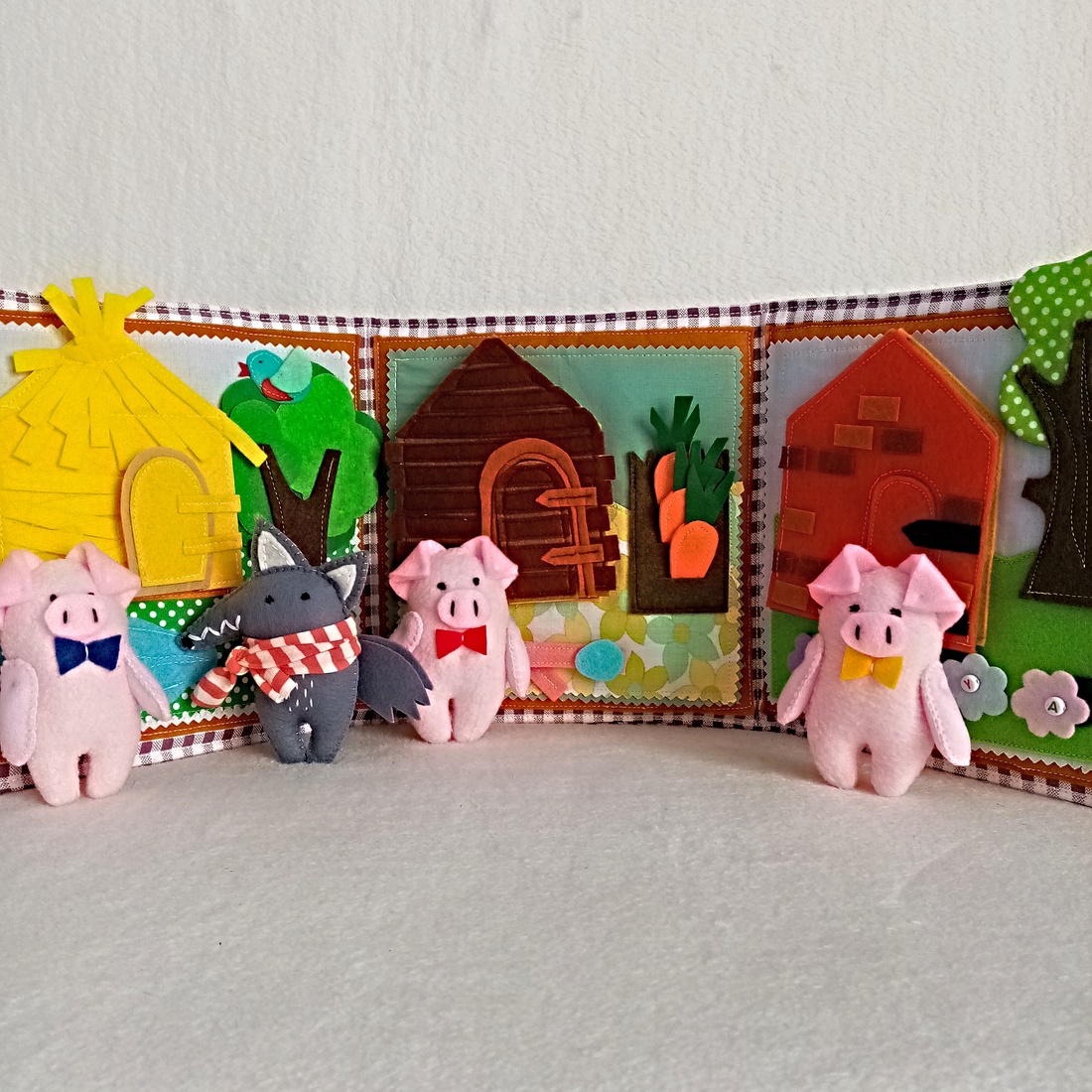 Panou textil interactiv cu 3 purcelusi din poveste ,cadou pentru preescolari. - jucării și echipamente pentru copii - cărți pentru copii, cărți textile - Artynos.ro