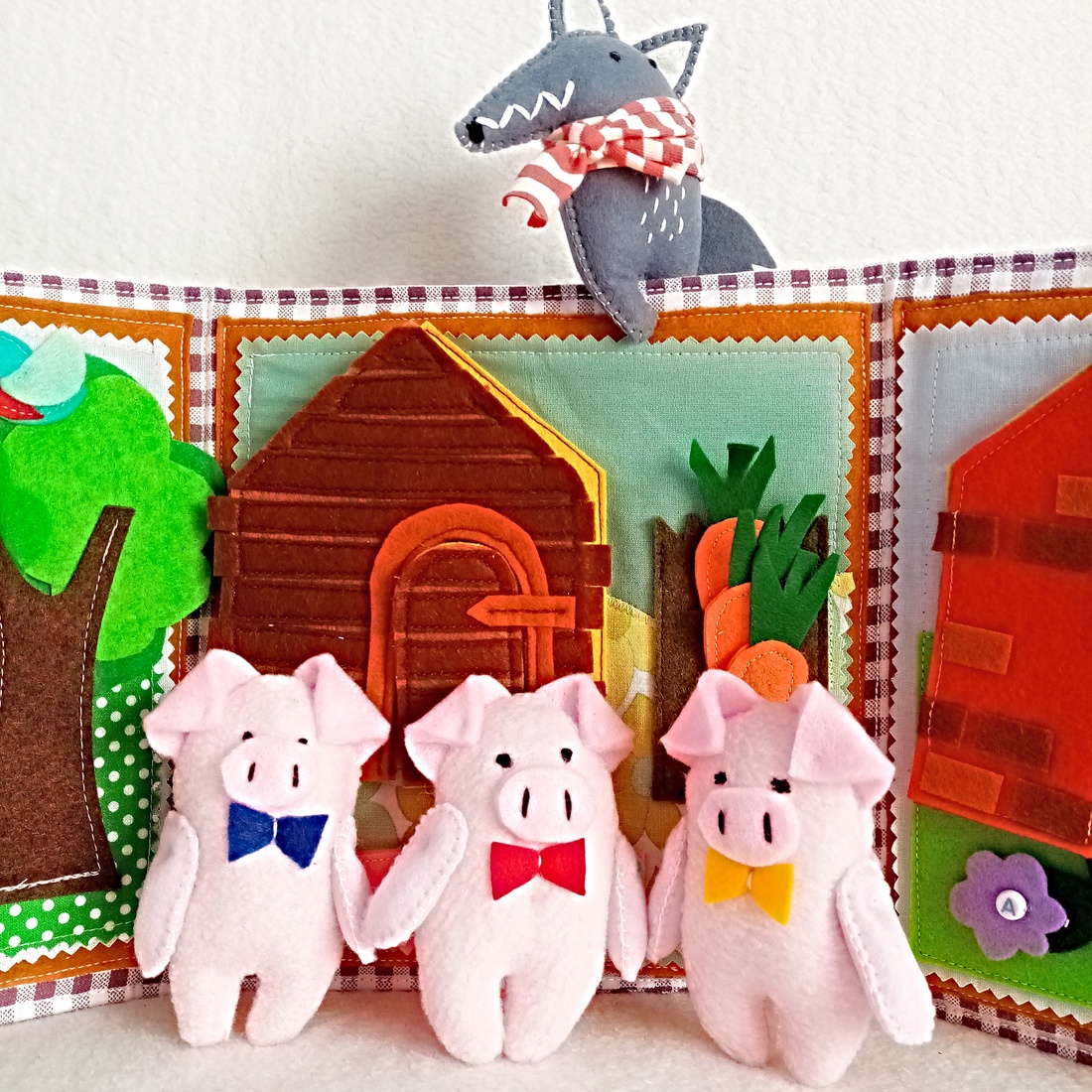 Panou textil interactiv cu 3 purcelusi din poveste ,cadou pentru preescolari. - jucării și echipamente pentru copii - cărți pentru copii, cărți textile - Artynos.ro