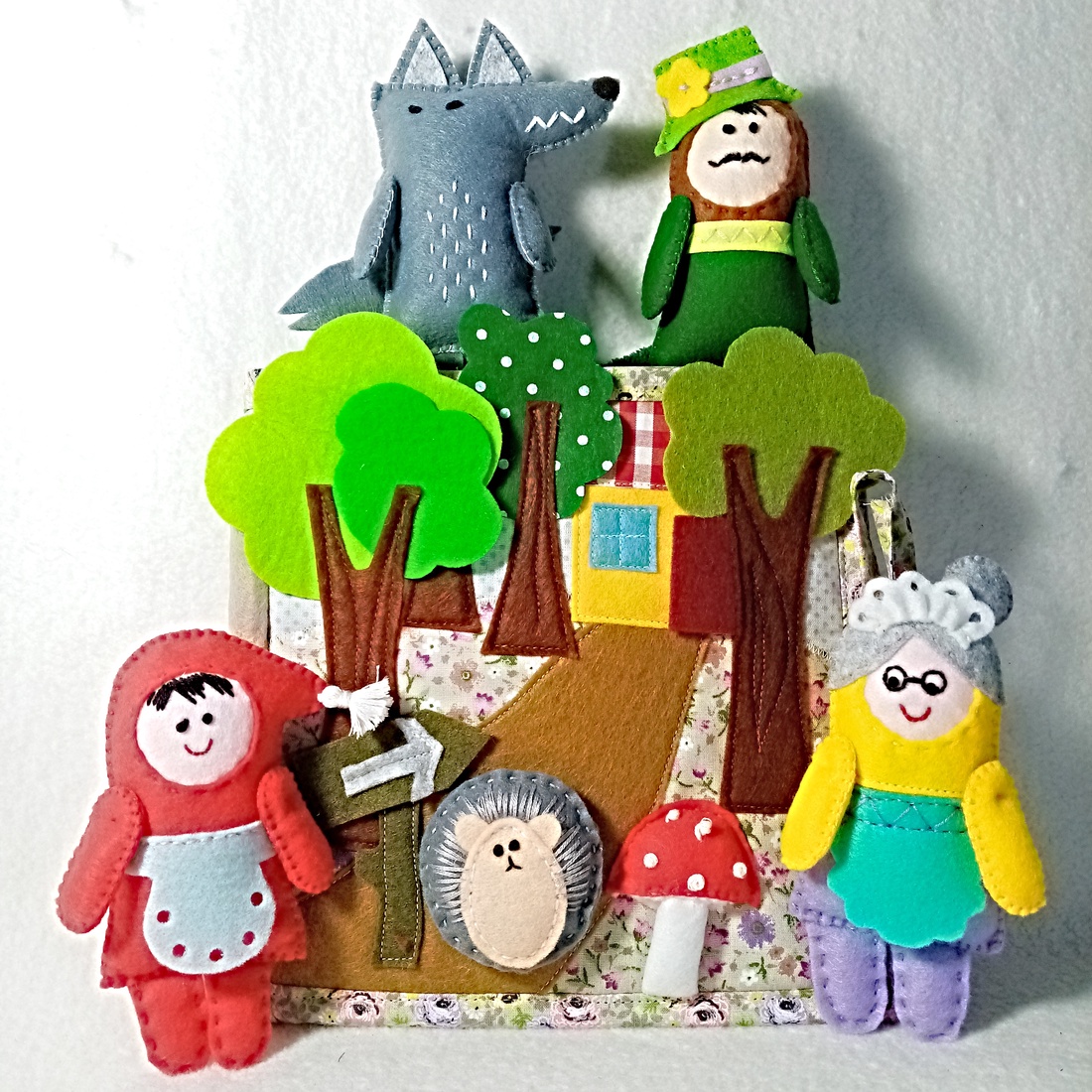 Carte textila cu povestea Scufitei si papusi din fetru. - jucării și echipamente pentru copii - cărți pentru copii, cărți textile - Artynos.ro