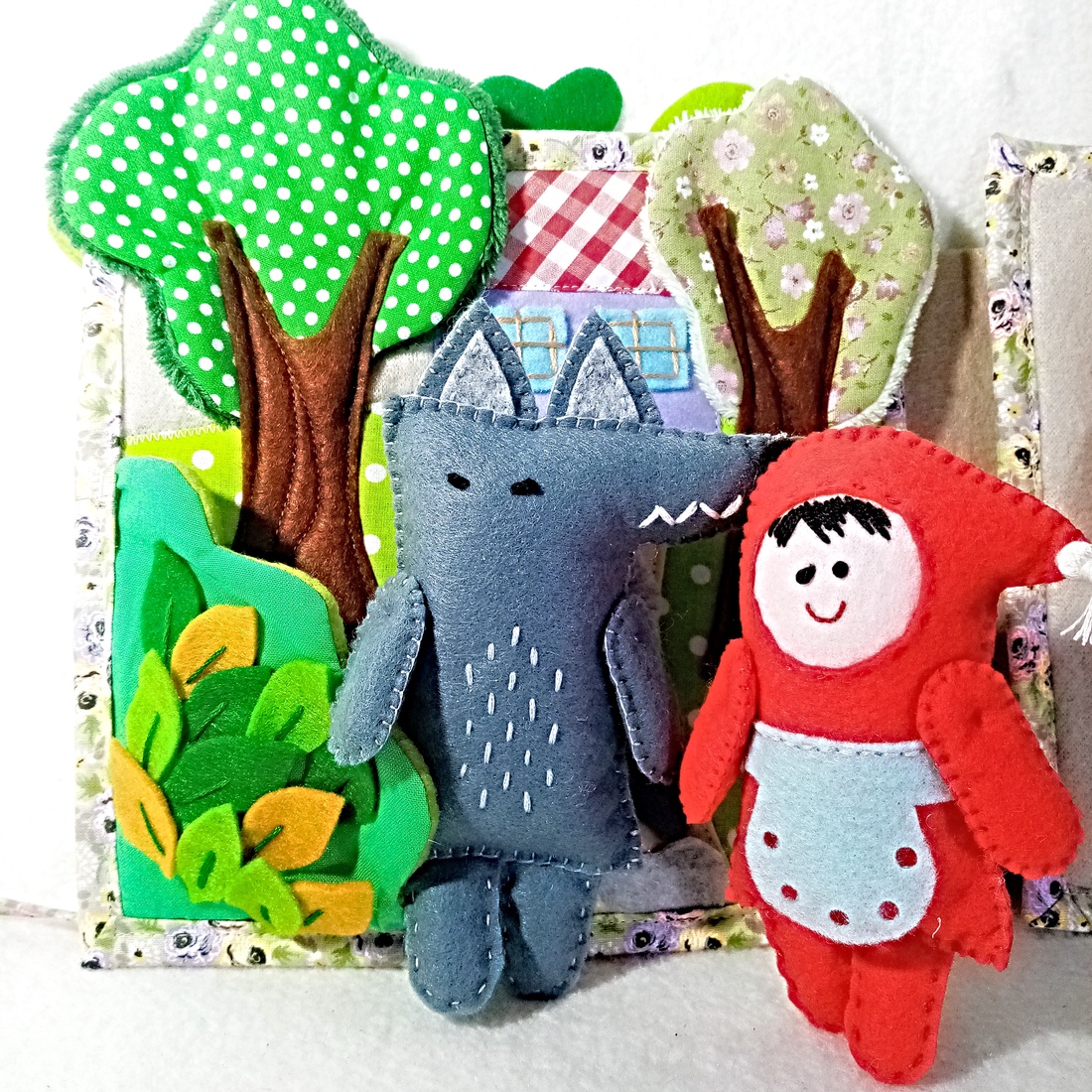 Carte textila cu povestea Scufitei si papusi din fetru. - jucării și echipamente pentru copii - cărți pentru copii, cărți textile - Artynos.ro